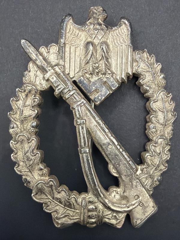 Infantry Assault Badge in Silver Metal & Kunstoff