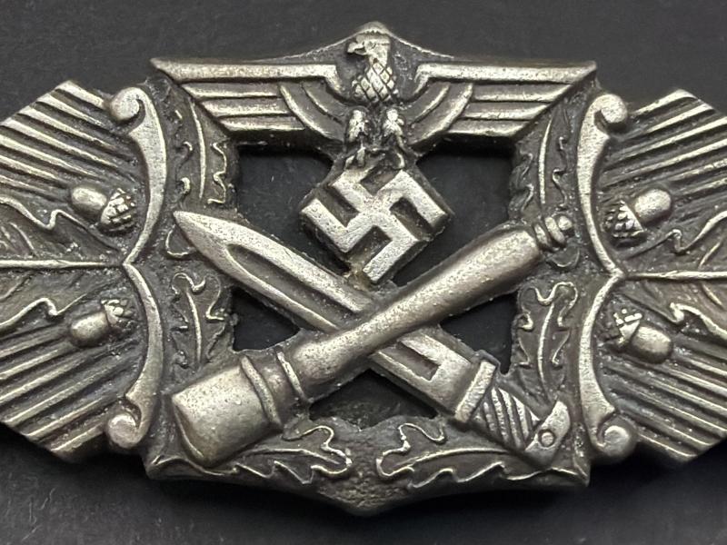 Early Type 1 M&K Close Combat Clasp in Silver