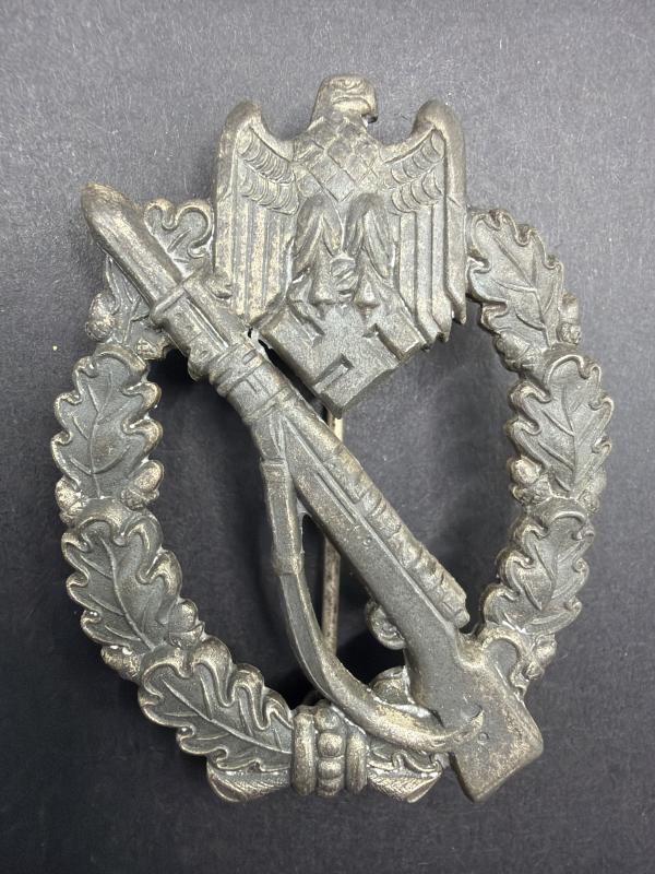 Infantry Assault Badge in Silver Unmarked Shuco Example